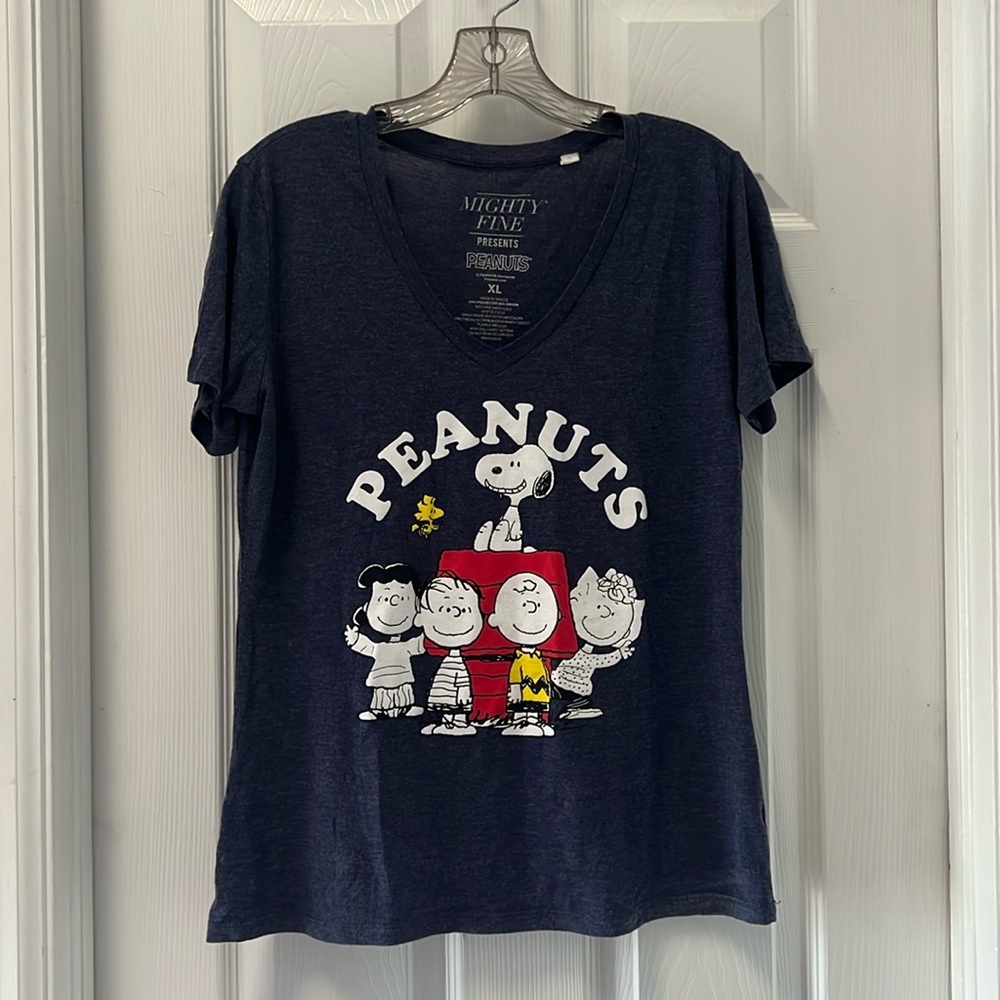 Navy blue peanuts snoppy tee